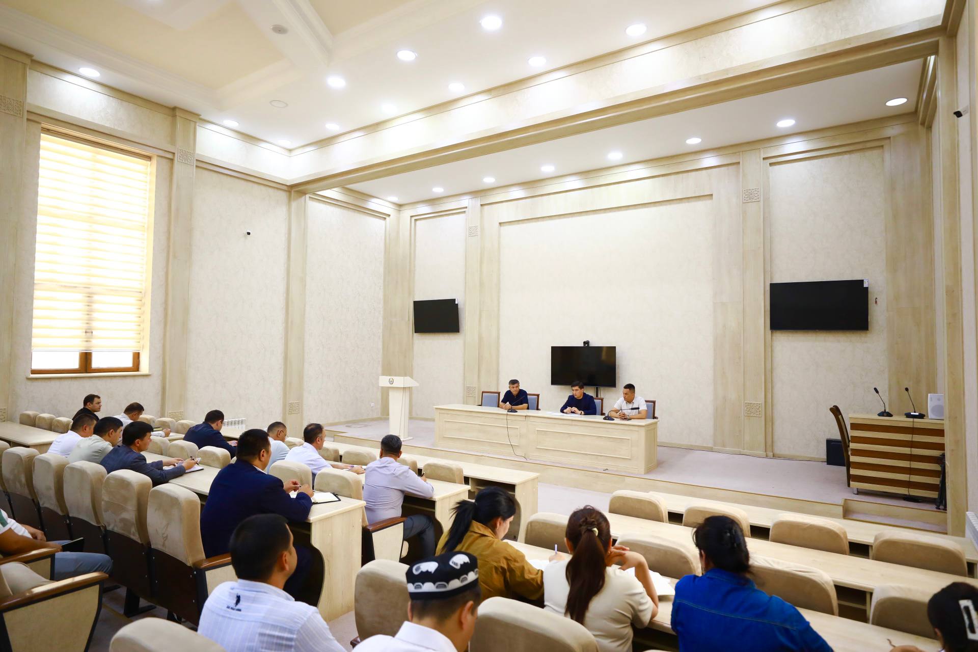 Tuproqqal’a va Hazorasp tumanlarida yoshlar bandligini ta’minlash, ularni kasb-hunarga yo‘naltirish hamda ishsizlikning oldini olish borasida amalga oshirilayotgan ishlar o‘rganildi.