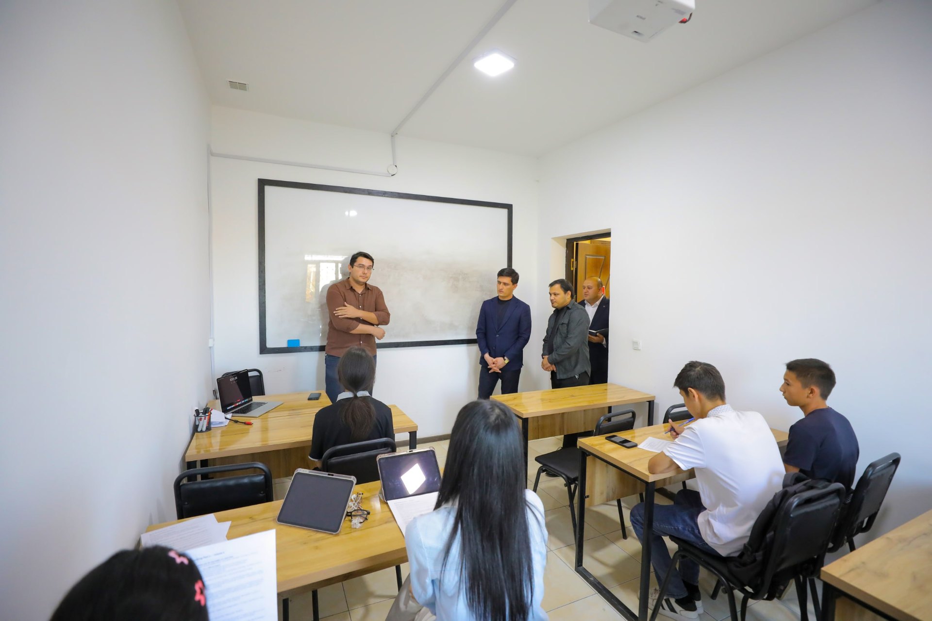 Xorazm viloyati Yoshlar ishlari boshqarmasi boshlig‘i Bobur Olimov Yangibozor tumanidagi Oxford o‘quv markazi faoliyati bilan tanishdi.