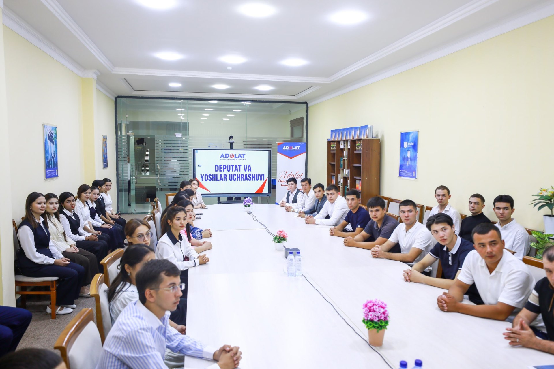 Xorazm viloyat yoshlar markazida Oliy Majlis Qonunchilik palatasi deputati, “Adolat” SDP fraksiyasi a’zosi Tohir Palvanov faol yoshlar bilan uchrashdi.